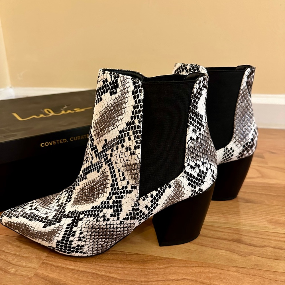Black and White Snake Pointed Toe Ankle Booties Size 8.5 New